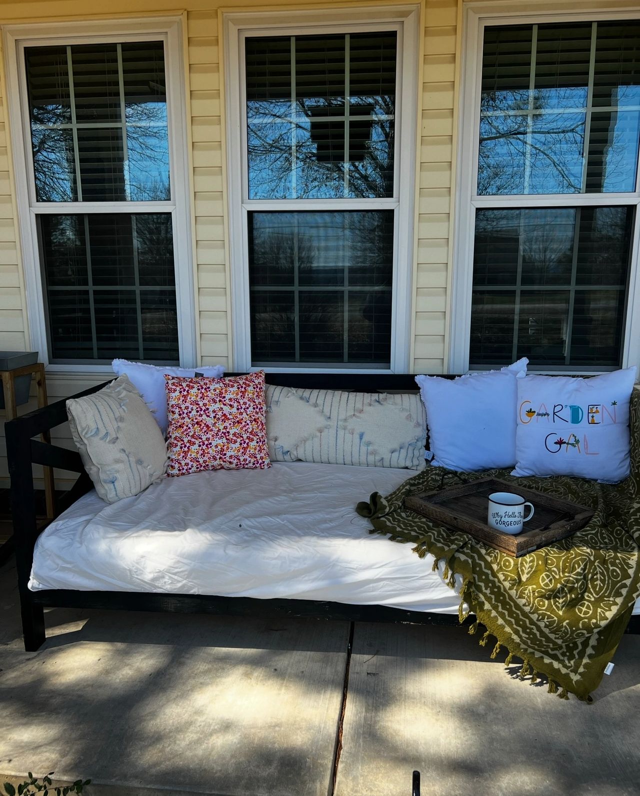 DIY Outdoor Wooden Daybed Bench