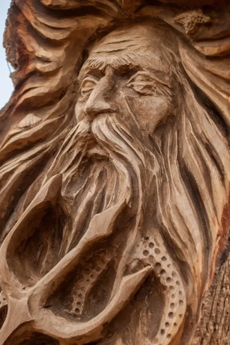 Nghệ sĩ khắc gỗ Galloway đã tạo ra những tác phẩm nghệ thuật tuyệt đẹp bằng kỹ thuật điêu khắc gỗ tinh xảo. Không chỉ đẹp mắt, các tác phẩm này còn tôn vinh và giữ gìn truyền thống của nghệ thuật này. Hãy dành chút thời gian để chiêm ngưỡng sự tài ba của ông ấy.