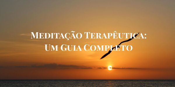 Capa do eBook Meditação Terapêutica: Um Guia Completo com pôr-do-sol e ave em voo sobre o mar.