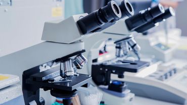 Microscopios en un laboratorio.