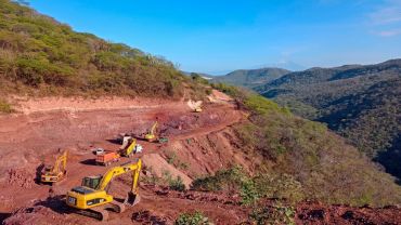 Excavadoras trabajando en una zona montañosa.