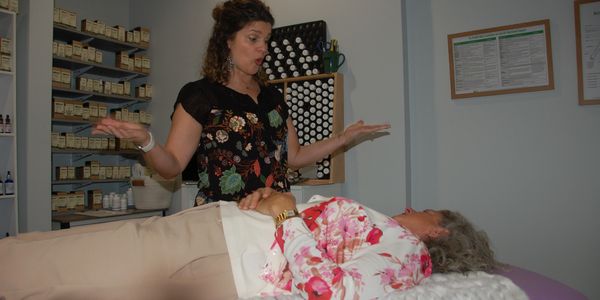 Nicole from Lighthouse Nutrition engaging in an expressive conversation with a client during a muscl