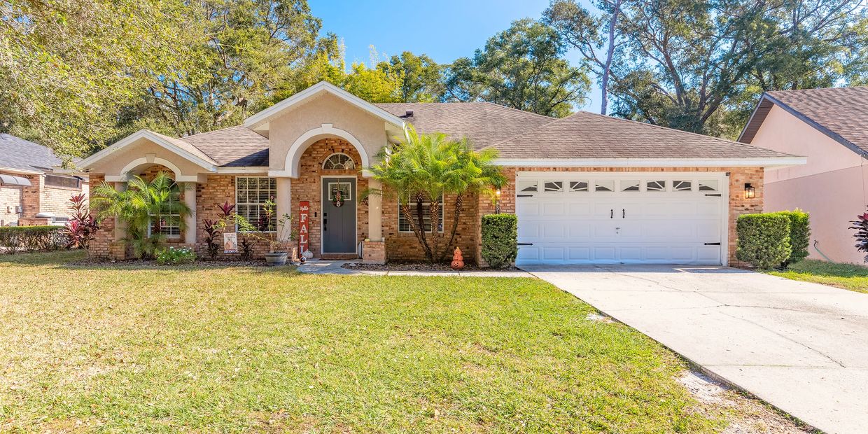 Front exterior of 431 Secluded Oaks Trail DeLand FL Single story home