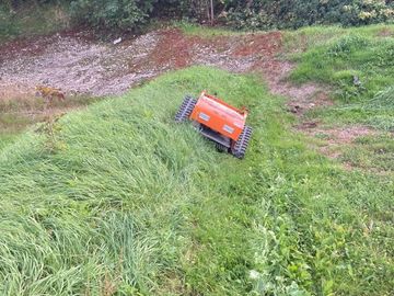 Slopemower von Timach, www.tiger-machines.com, Ferngesteuerter Böschungsmäher mit Raupenantrieb.