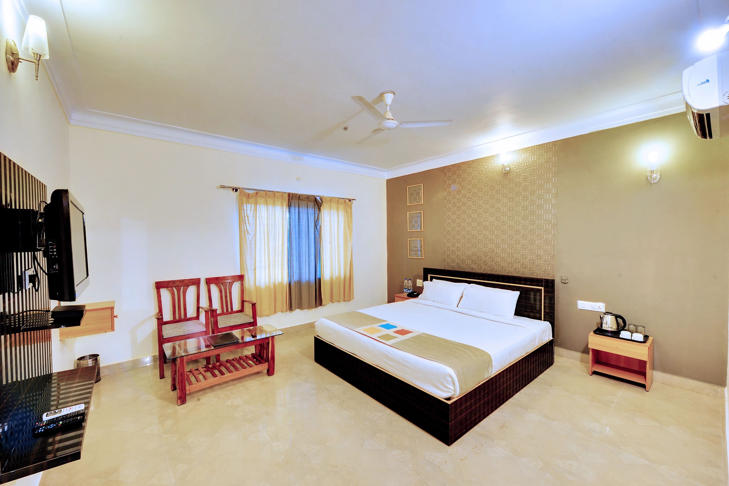 //img1.wsimg.com/isteam/ip/aeed39ff-7bbe-4e69-84ec-218013df5c21/DSC_1581%20Panorama.jpg/:/rs=w:1300,h:800