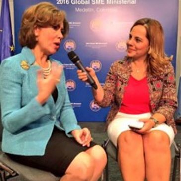 Paola entrevista a mujer de alto gobierno de Estados Unidos. 
