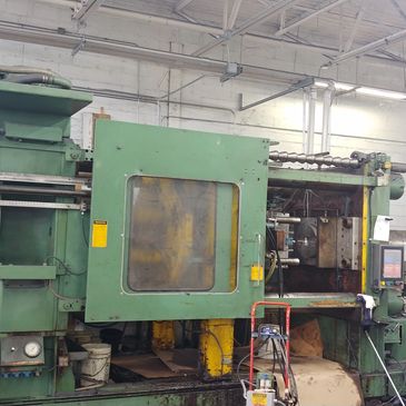 Injection Molding Machine - Large Tonnage - Big Press - Van Dorn - Kawasaki Robot