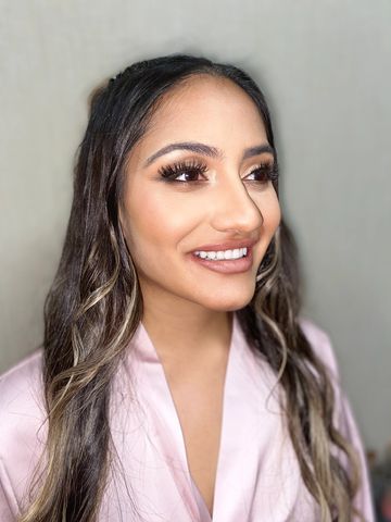 A woman in big eye lashes and face makeup