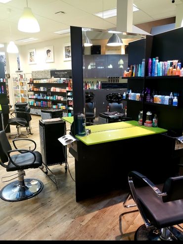 Hairsalon station with wall of Bumble and bumble hair care