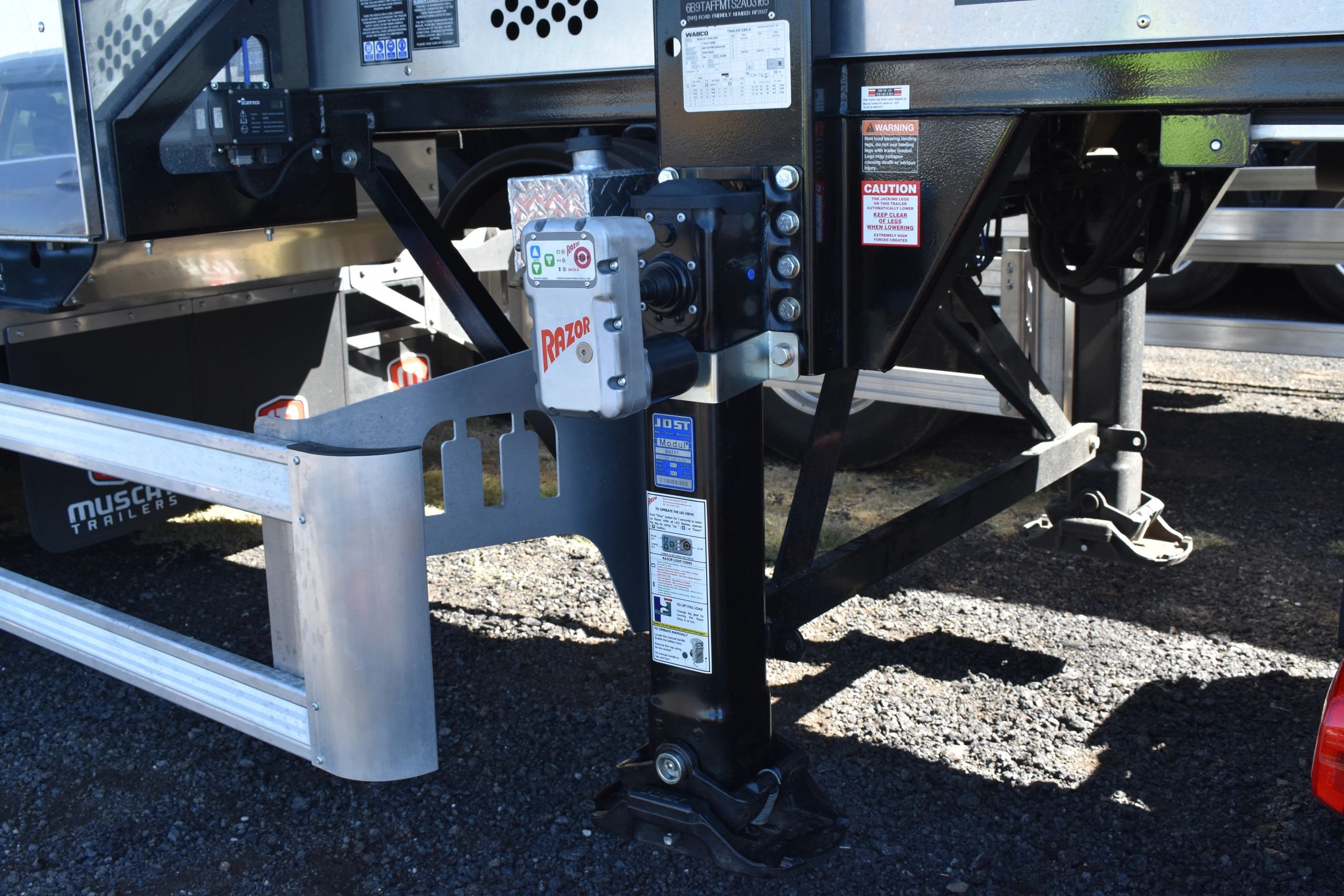 Razor DII electric landing legs for trailers with wireless remote