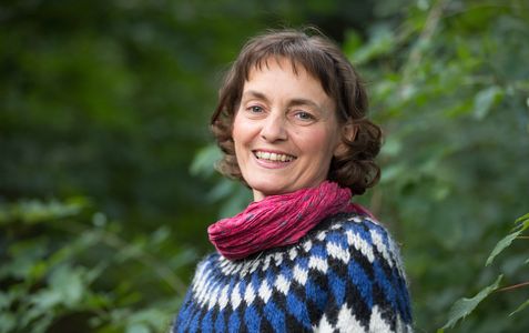 Kursleiterin für Waldbaden in Lübeck - Allgemeinärztin Claudia Schröder - im Wald atmen