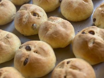 fresh hot crossed buns on a tray