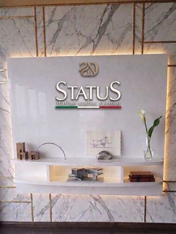 Decoração minimalista com prateleira branca e planta.
