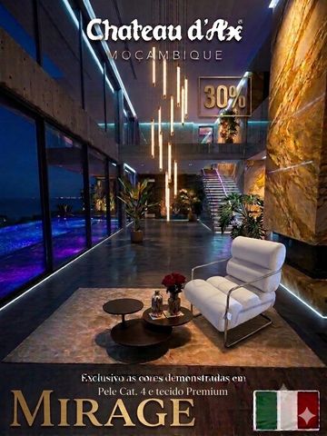 Lounge moderno iluminado com poltrona branca e decoração elegante.