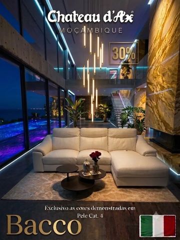 Sala moderna luxuosa com sofá branco e decoração sofisticada.