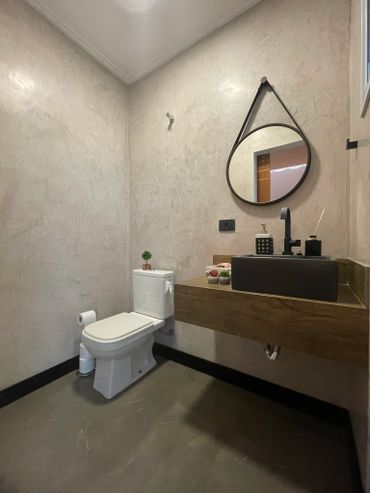 Lavabo pintura cimento queimado bancada em porcelanato louça preta rodapé preto 