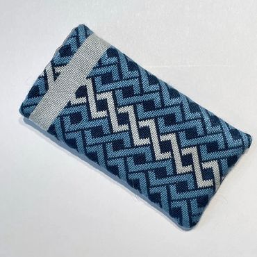 Example of an eyeglasses case finished with a knife edge and no trim