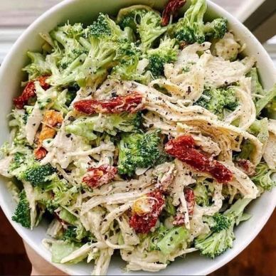 Ingredients:⁣
1 ¼ cup of Broccoli Florets⁣
¼ cup of Sun-dried Tomatoes⁣
6 oz of Cooked Shredded Chic