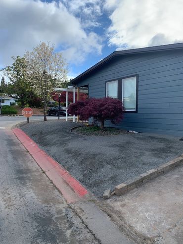 Manufactured Home Exterior w/artificial turf