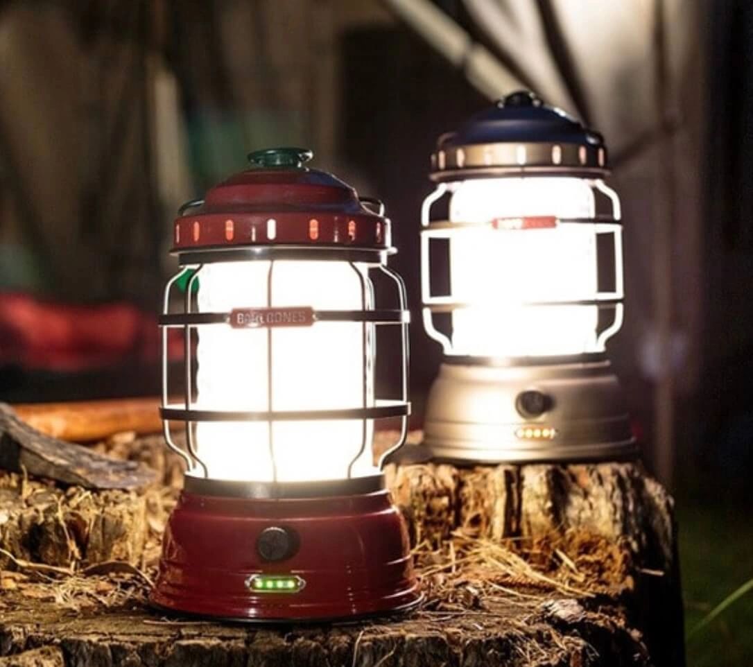 Photo of two lanterns 