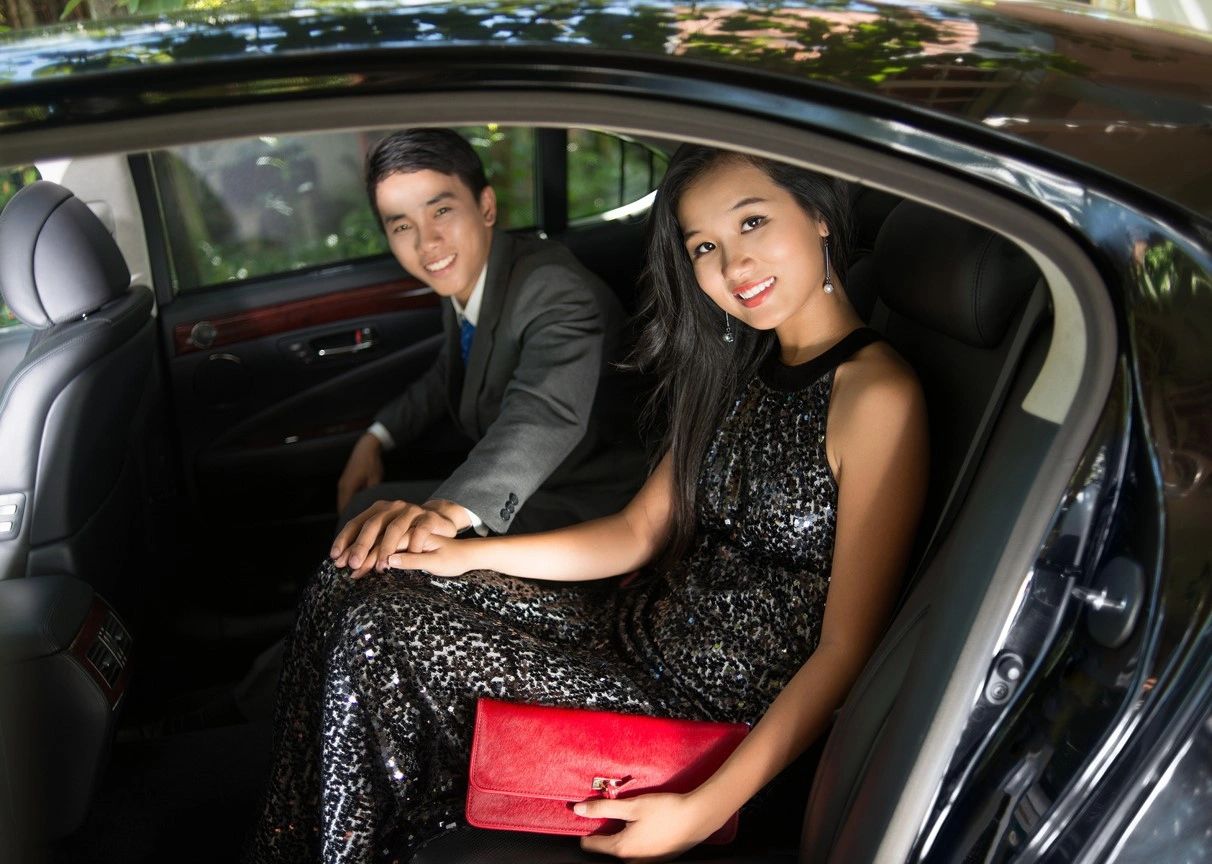 Young luxury. Богатые пары. Пара миллионеров. Богатые пары с машиной. Богатая пара в машине.