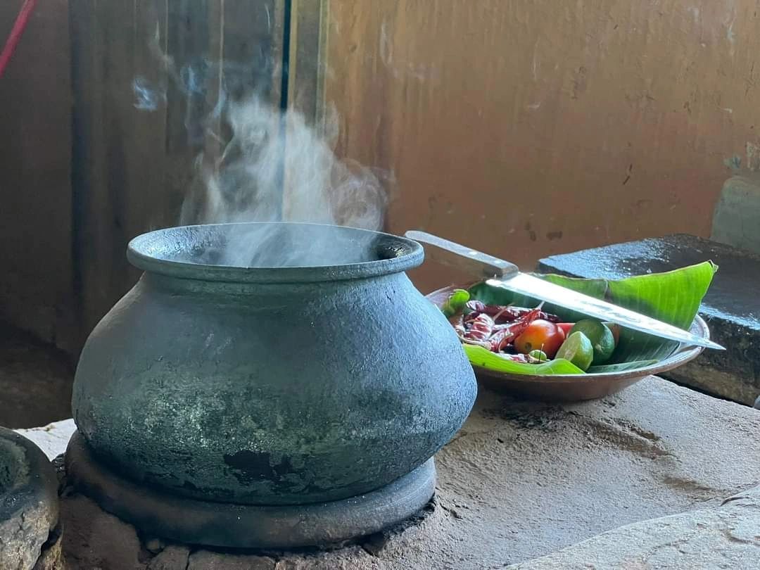 Experiencing the cooking of village foods 