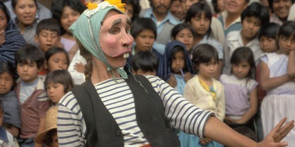 Susan Thompson street performing in MIchoacán, Mexico.