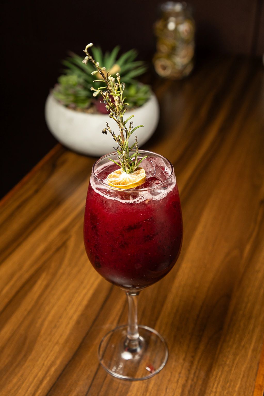 Rosa Medallo, Coctel De La Casa A Base De Vodka, Frutos Rojos y Vino Rosado