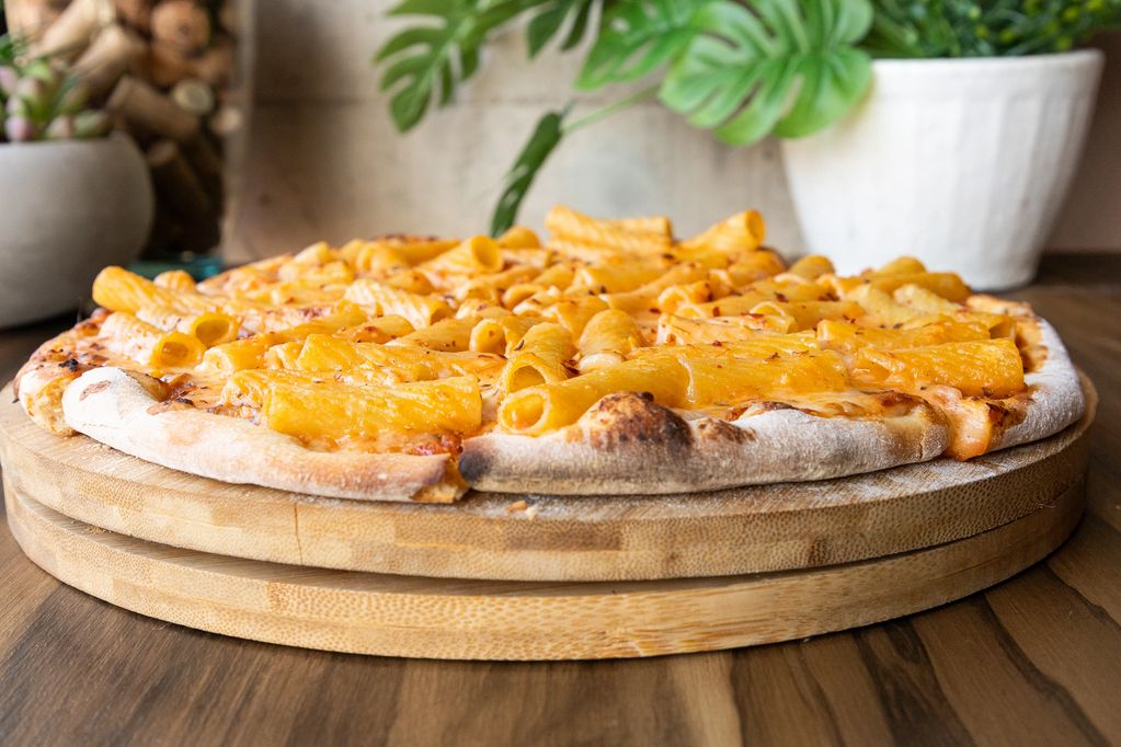 Pizza XXX, Pasta Fusilli en Salsa Vodka sobre la masa  
