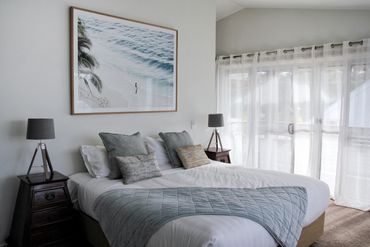 12 14 person byron bay rental beach home. Large families. Pet Friendly. Byron Belongil Beach 