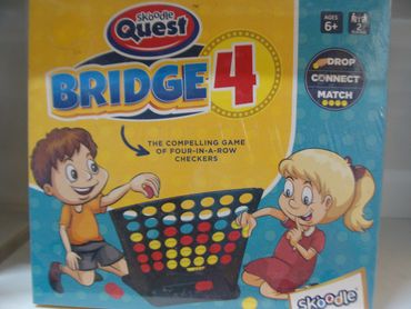 Box of the board game Skoodle Quest Bridge 4 with children playing.