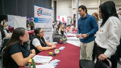 Personas en un evento de promoción universitaria.