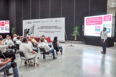 Presentación en conferencia ante público sentado.