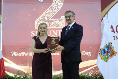 Entrega de reconocimiento en un evento formal.