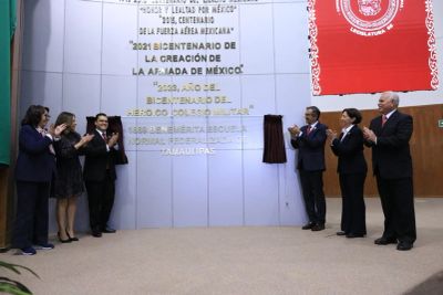 Evento oficial con placa conmemorativa del Bicentenario de la Armada de México.