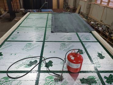 Flat roof covering with EPDM membrane 
Plakano jumtu ieklāšana ar EPDM membrānu 
