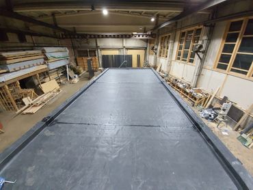 Flat roof covering with EPDM membrane 
Plakano jumtu ieklāšana ar EPDM membrānu 
