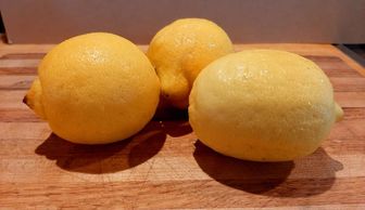 Photo of 3 lemons on a cutting board