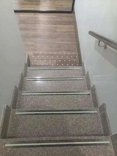franja podotactil de botones inox ubicado al pie de escalera