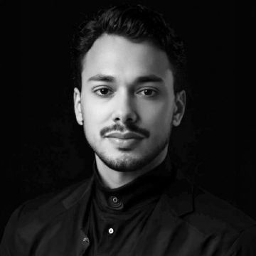 Retrato em preto e branco de um homem jovem com expressão calma.