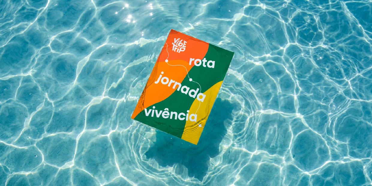 Livro colorido flutuando em uma piscina azul clara.
