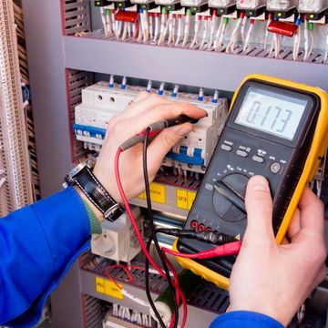 topraklama ölçümü yapan bir elektrik mühendisi