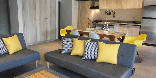 Sala de estar con 2 sofás cama.