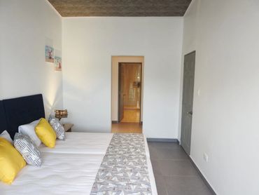 Chambre principale avec accès privé à la salle de bain principale.