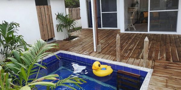 La terraza con piscina
