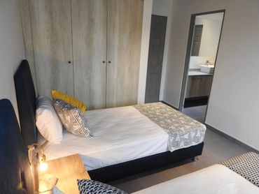 Chambre #2 avec accès à une salle de bain et une salle d'eau.