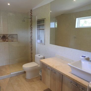 Salle de bain communicante avec la chambre principale.