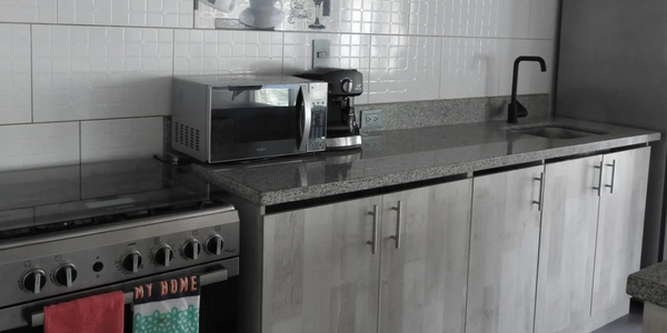 Cocina muy bien equipada.