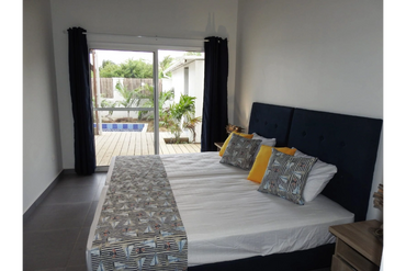 Chambre principale avec vue sur le patio