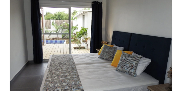 Habitacion principale con vista al patio